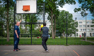 coach en bewoner basketballen voor het azc