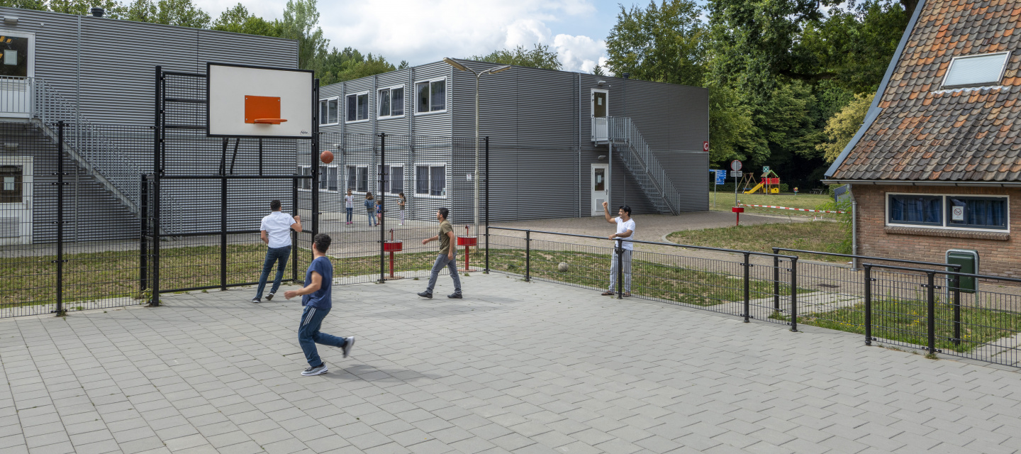 jongens die basketballen