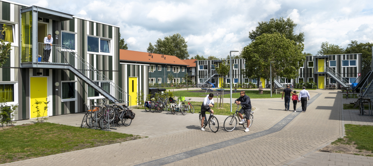 Fietsers staan stil voor het azc