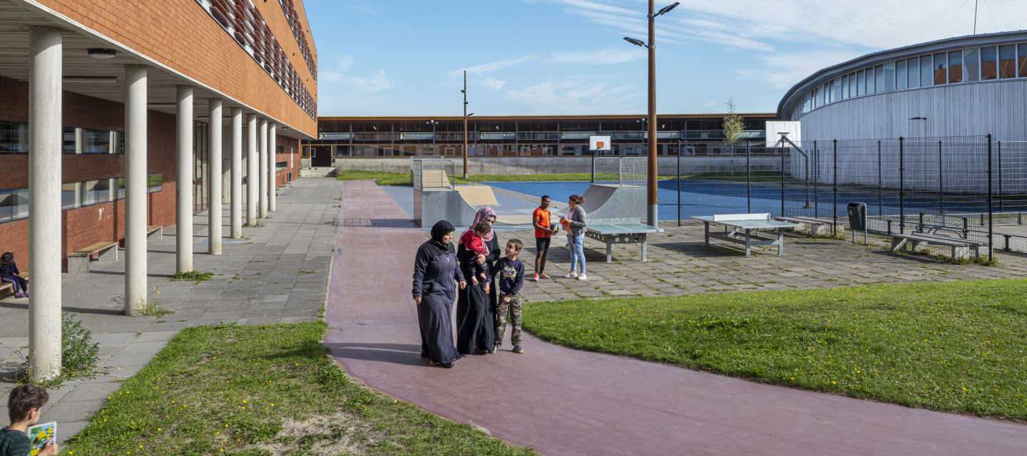 Bewoners wandelen voor het azc
