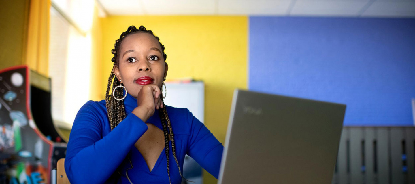 Mary Wanjiku Gichuhi achter haar laptop in azc Echt