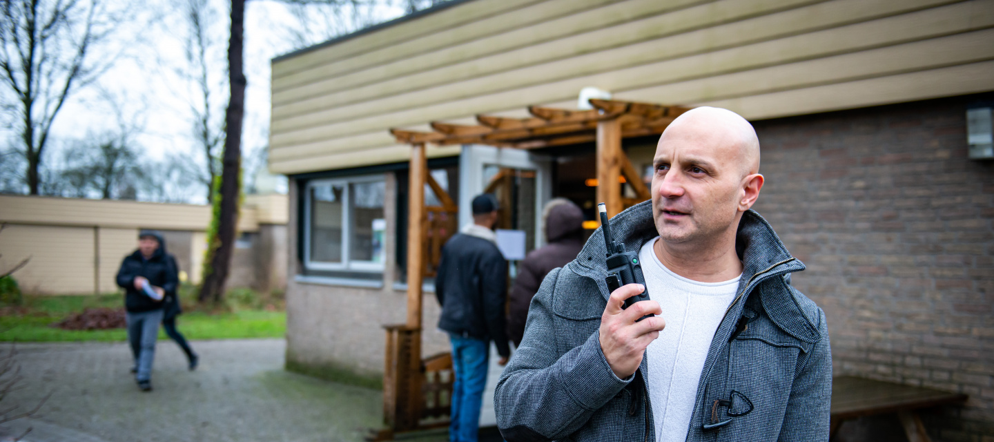 COA-medewerker op terrein van azc