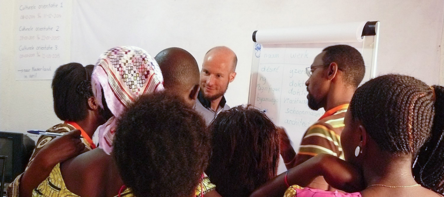 COA-medewerker geeft Culturele Oriëntatie-training in Burundi