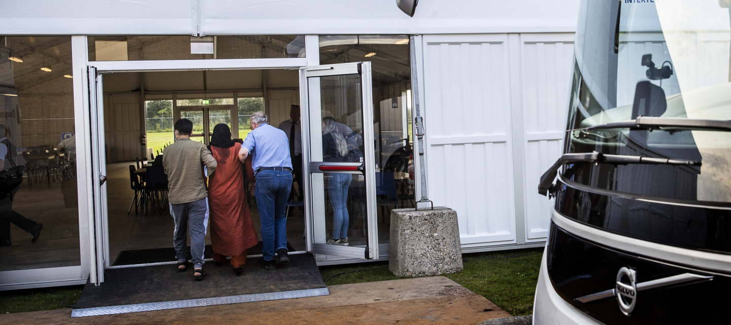Bus met Afghaanse evacués arriveert bij noodopvang Zoutkamp