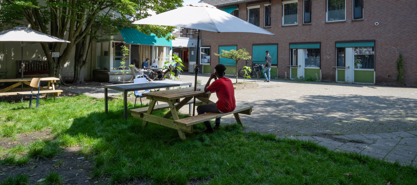 bewoner buiten voor de opvang