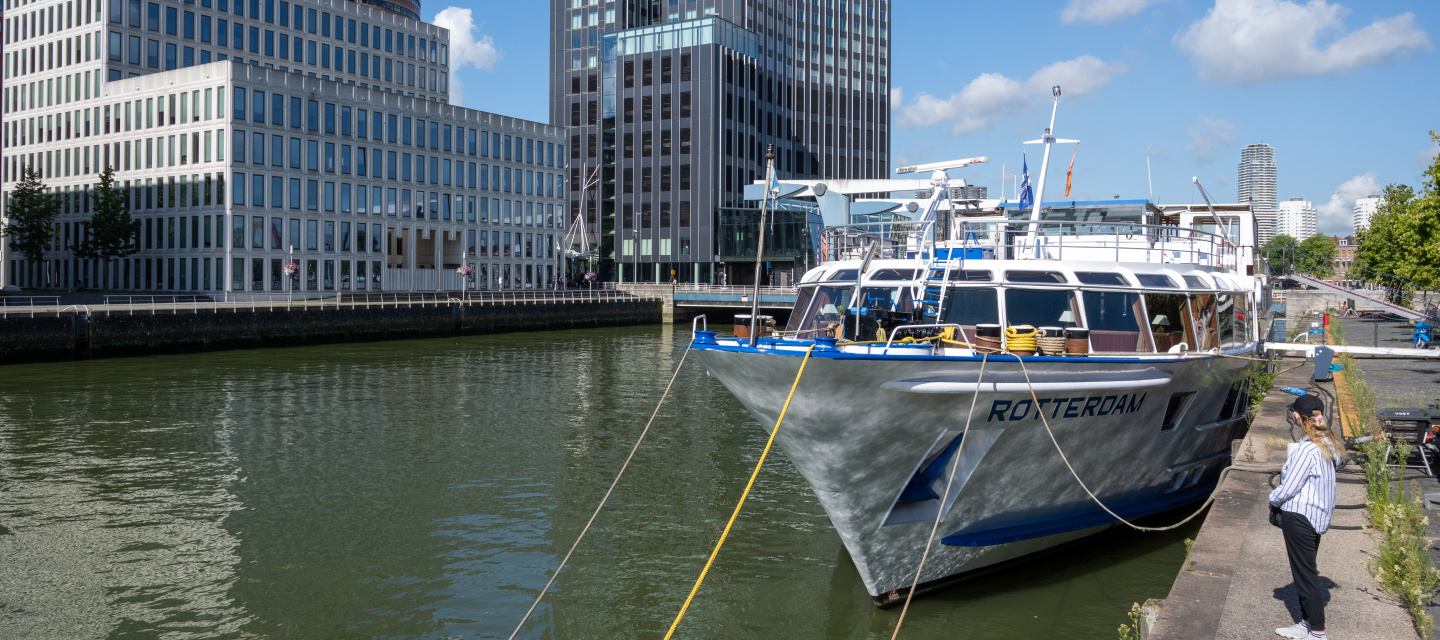 schip voor asielopvang, voor skyline rotterdam