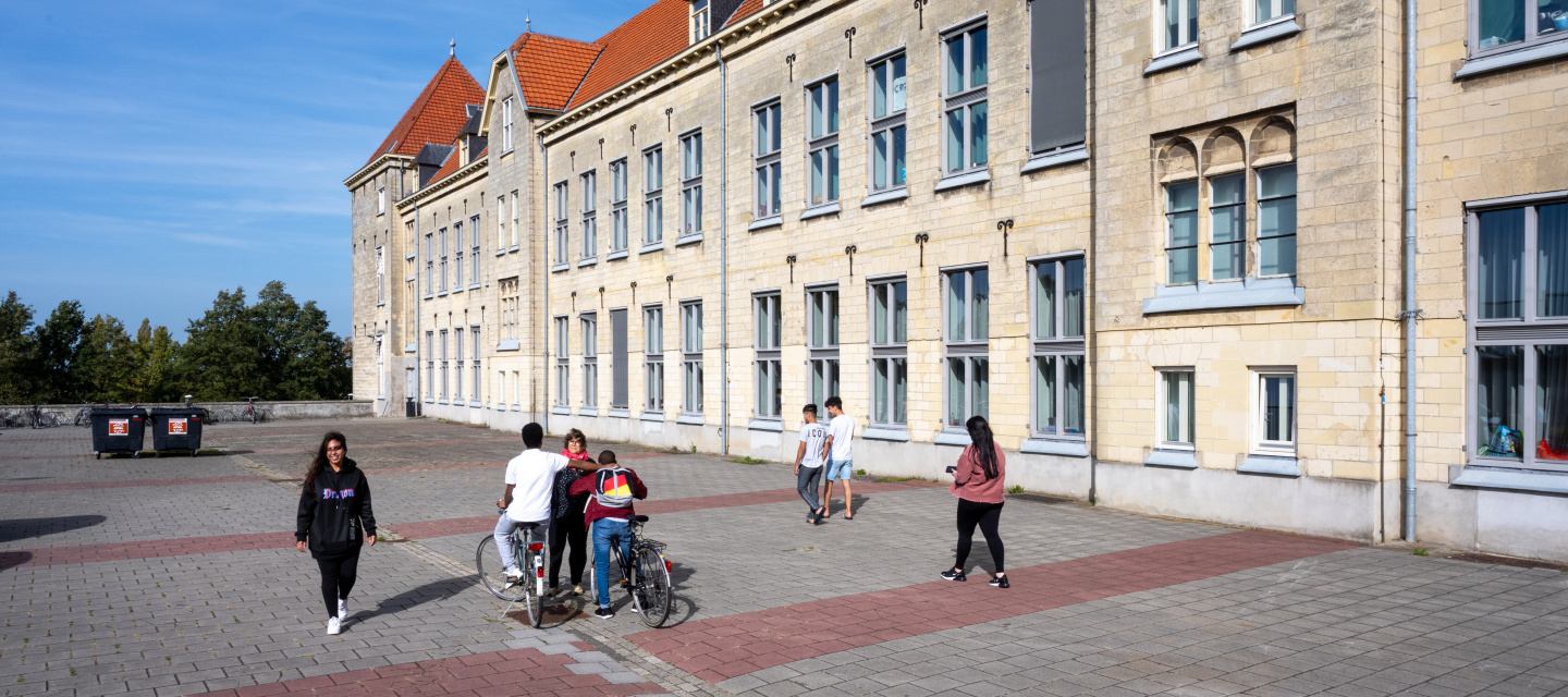 Bewoners lopen voor de opvang in Eijsden