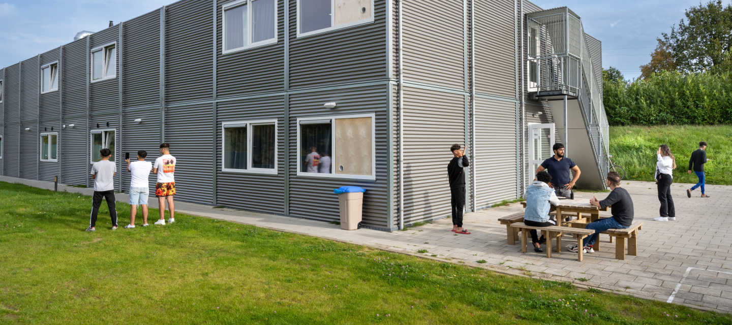 Asielopvang in Heerlen, bewoners zitten buiten