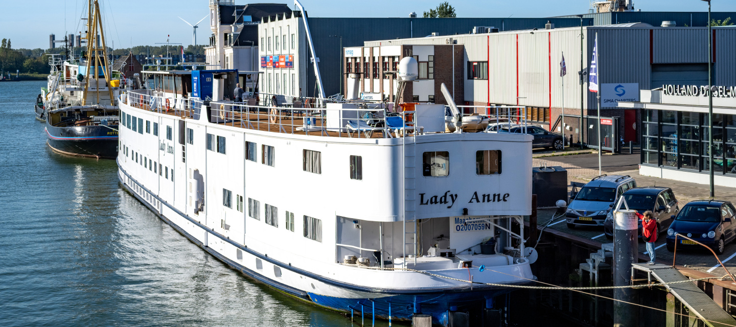 schip in het water in Maassluis