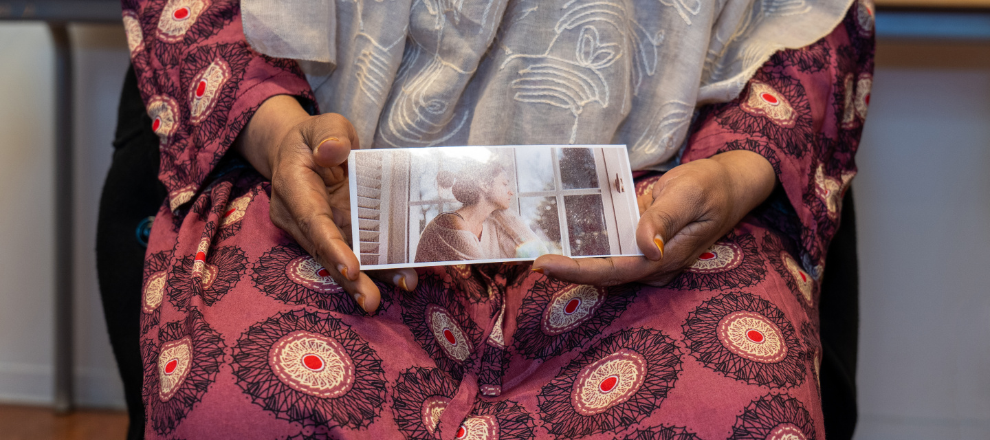 vrouw met foto in handen
