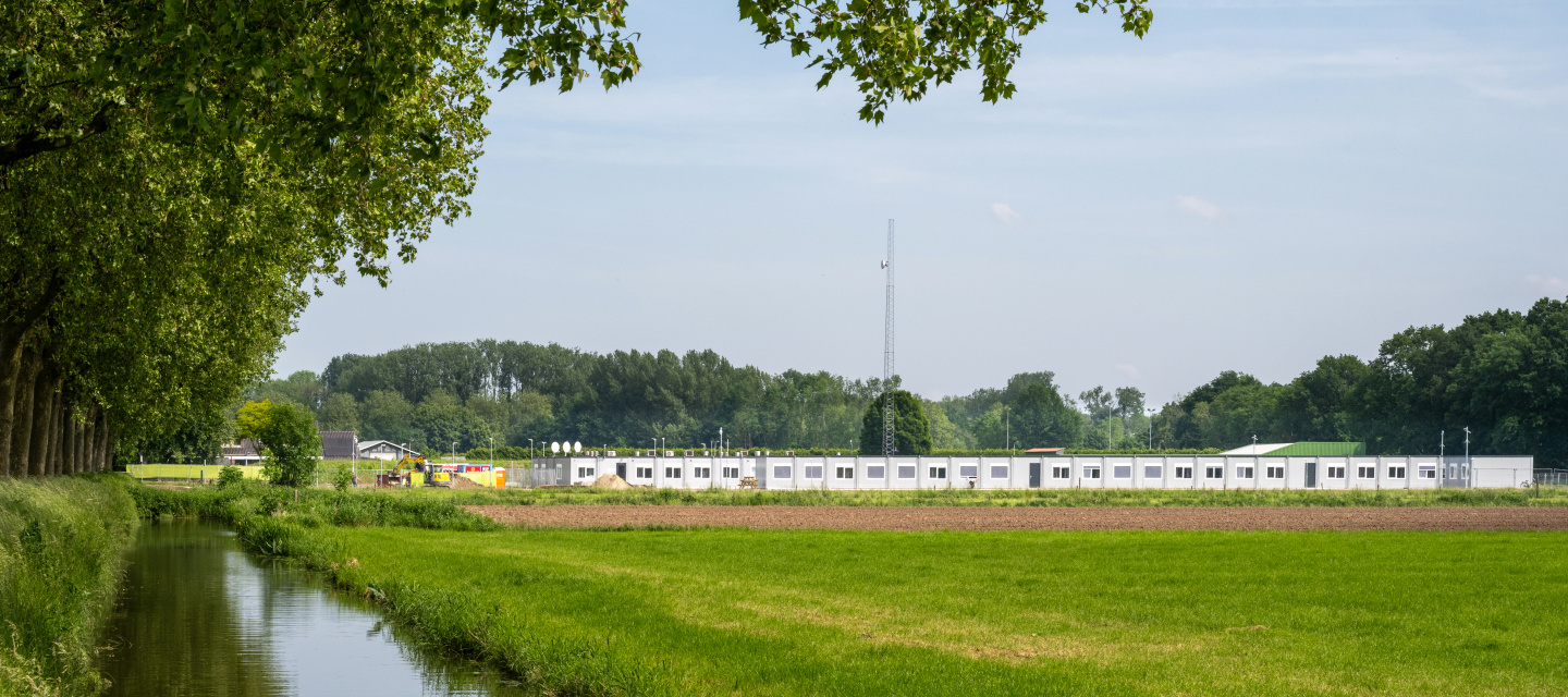 Noodopvang in het groene buitengebied van Druten opgebouwd uit containerwoningen.