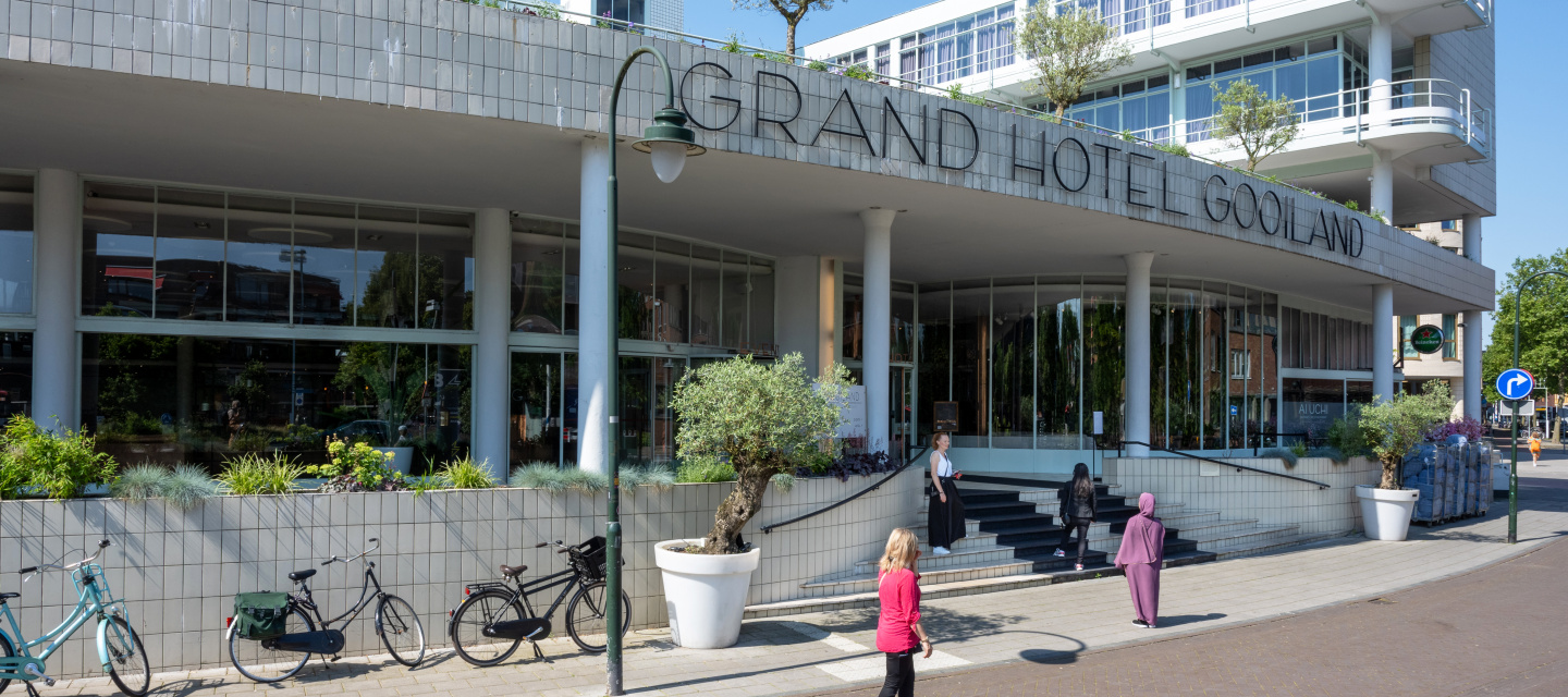 Ingang Grand Hotel Gooiland, noodopvang voor asielzoekers. Er staan medewerkers voor de ingang.