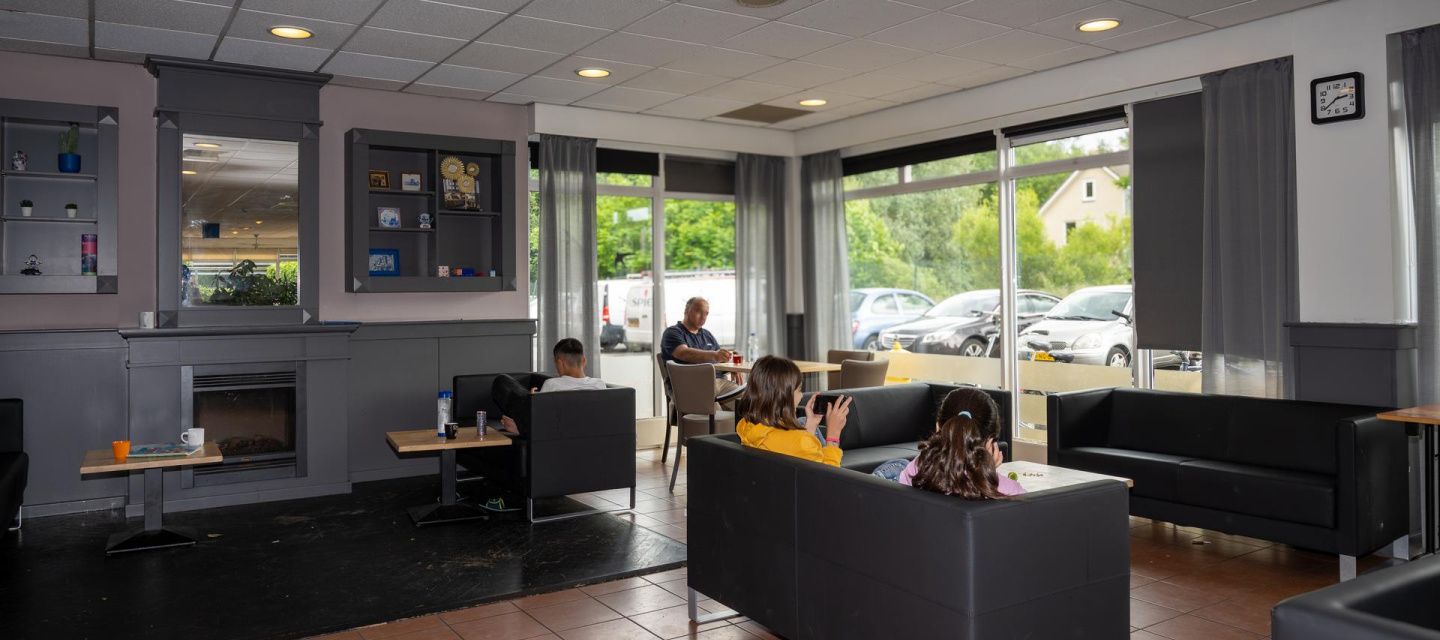 mensen zitten op een bank in noodopvang
