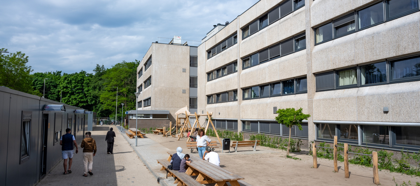 coa locatie Breda gebouw met picknicktafel ervoor
