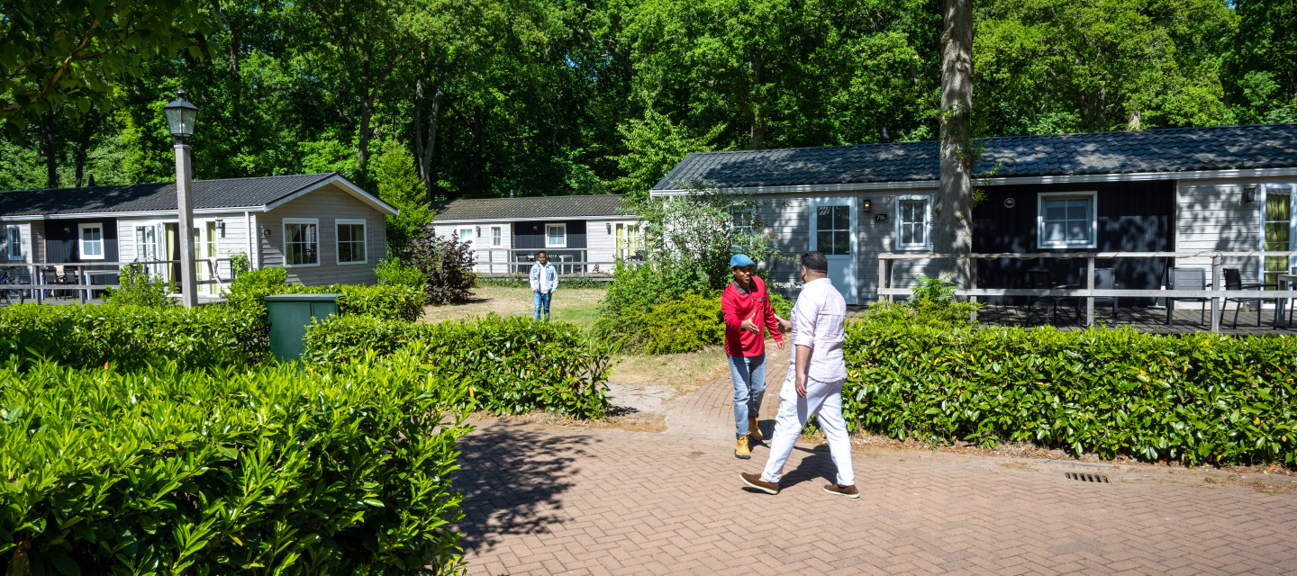 gebouwen op coa locatie Wassenaar duinrell, 2 mannen ontmoeten elkaar op straat
