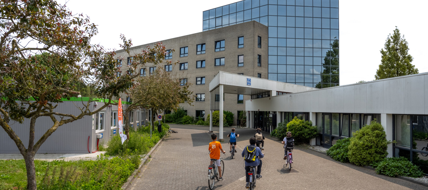 coa locatie Den Bosch Pettelaarpark, kinderen fietsen richting de ingang