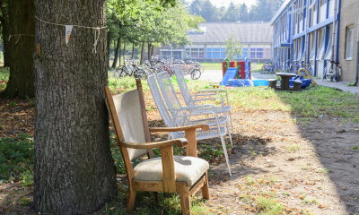 lege stoelen