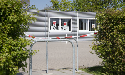 'Hou vol' en ee hartje, in raamkozijnen op het azc in Sneek