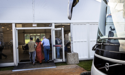 Bus met Afghaanse evacués arriveert bij noodopvang Zoutkamp