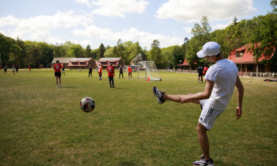 Kinderen spelen voetbal