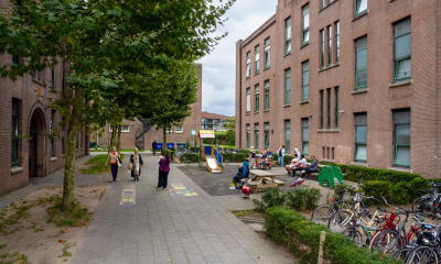 mensen lopen buiten op straat