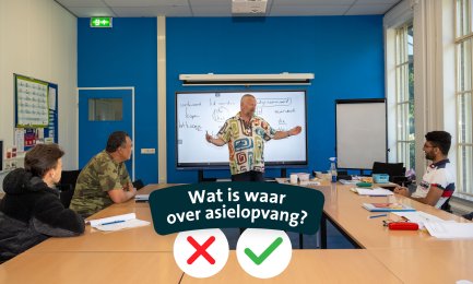 man staat voor de klas
