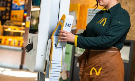 Vrouw plaatst bordje in fastfoodketen