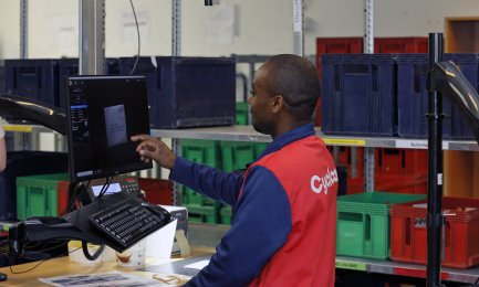 Man aan het werk achter scherm