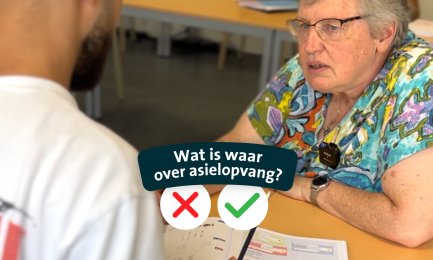 Dame en heer zitten aan tafel