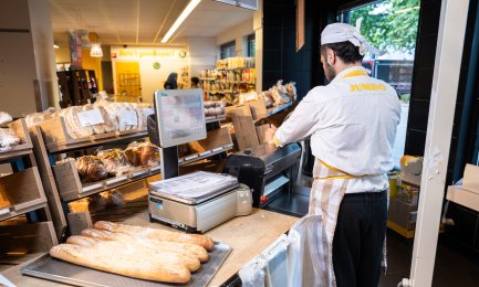 Man in bakkerij aan het werk