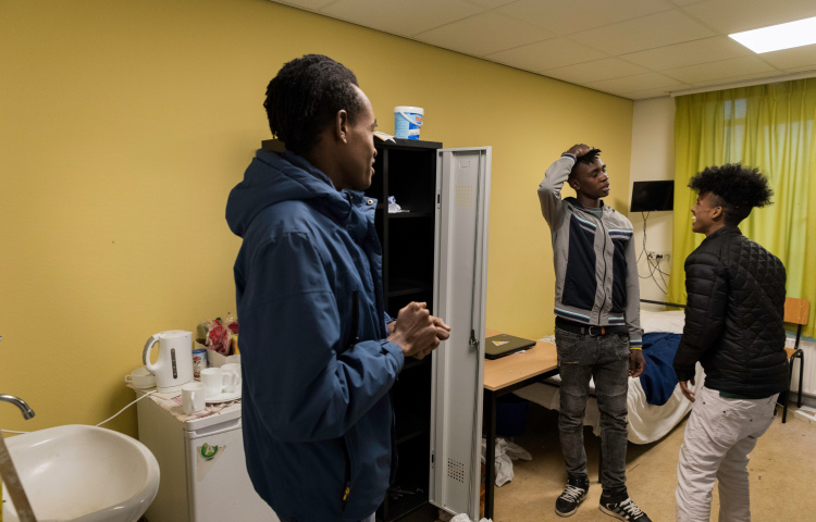 Alleenstaande jongeren in kamer azc