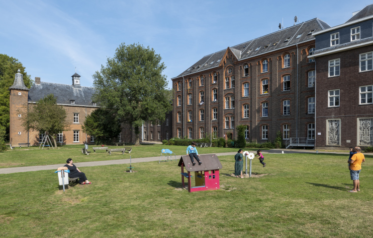 bewoners in de tuin van azc Baexem