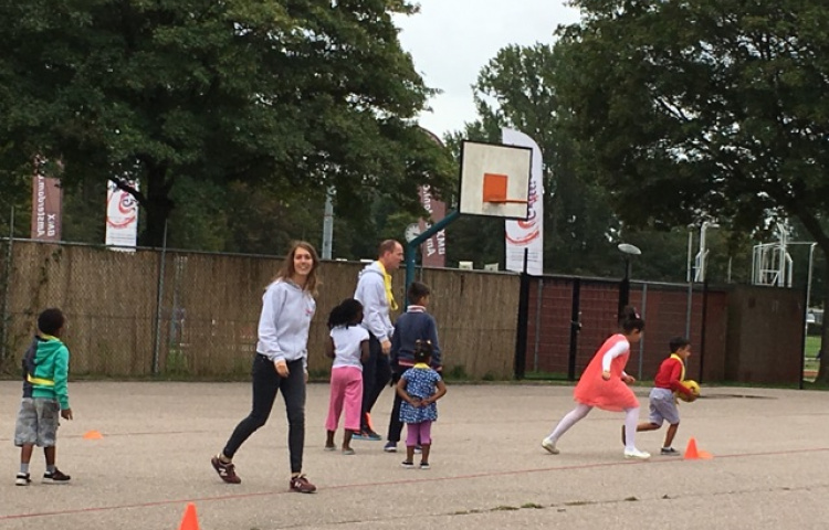 kinderen spelen buiten