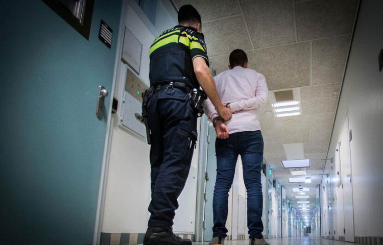 Politie arresteert een vreemdeling