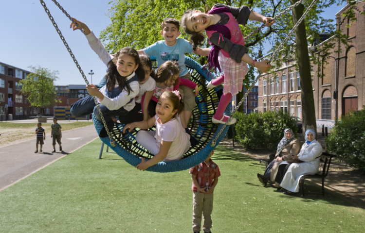 Spelende kinderen op een schommel