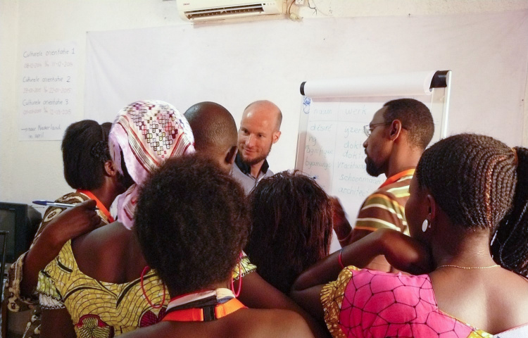 COA-medewerker geeft Culturele Oriëntatie-training in Burundi