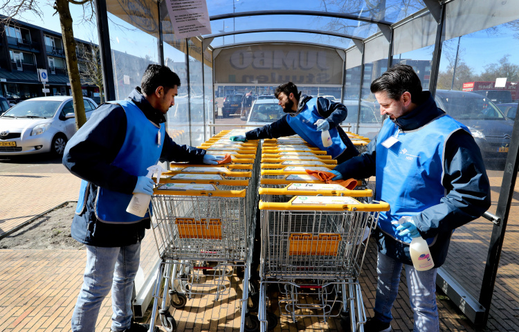 Asielzoekers maken winkelwagens schoon vanwege het coronavirus