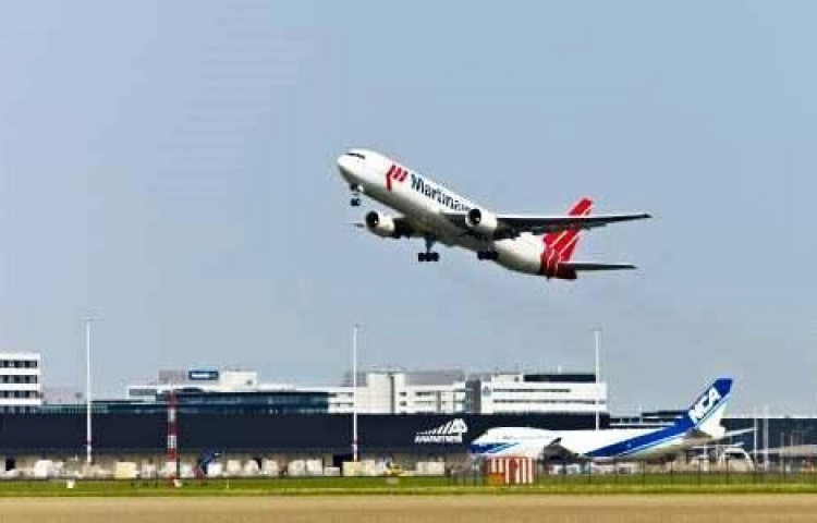 Vliegtuig stijgt op bij Schiphol