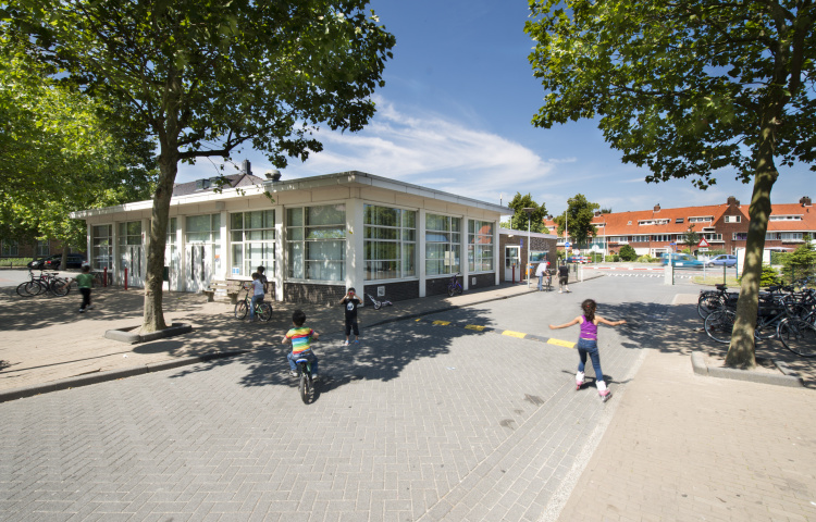 Kinderen spelen buiten in het azc