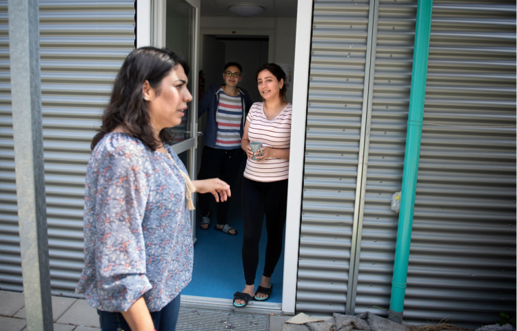 Statushouder Sozdar Khalaf in gesprek met bewoners van het azc