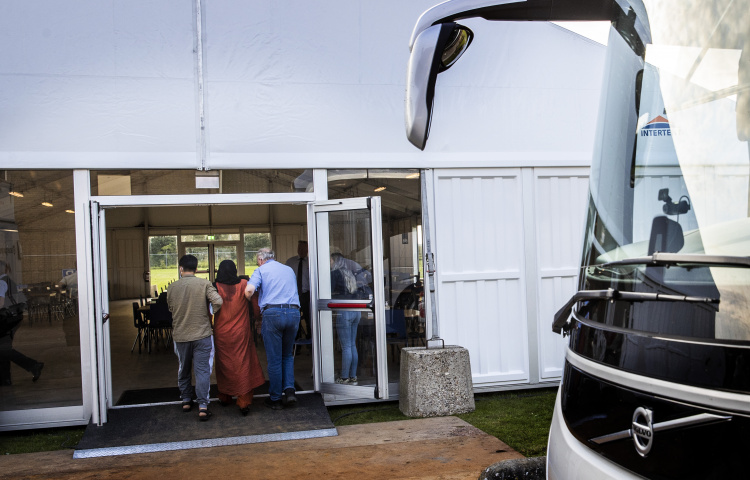 Bus met Afghaanse evacués arriveert bij noodopvang Zoutkamp