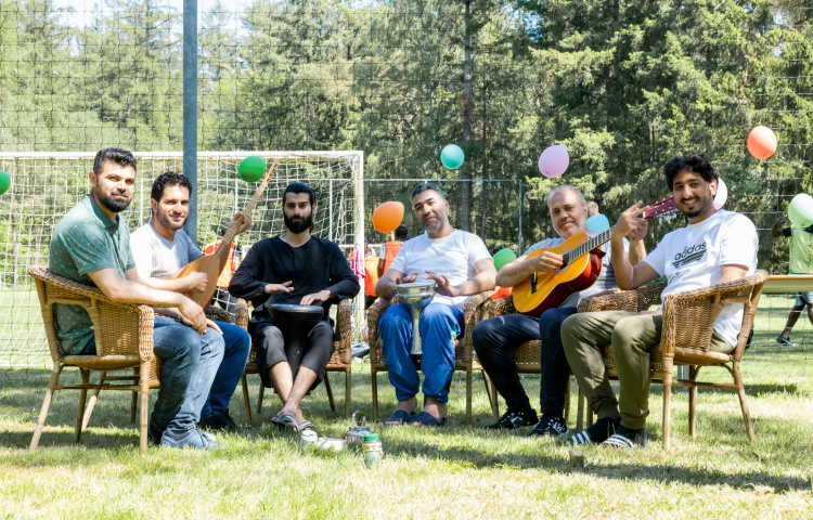 Bewoners maken muziek tijdens de open azc dag