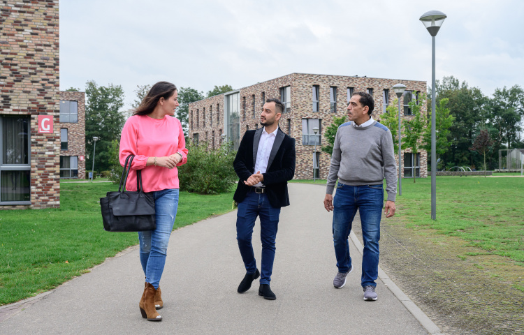 Alice van Rhee, meneer Mouhmad en Wais Baraki