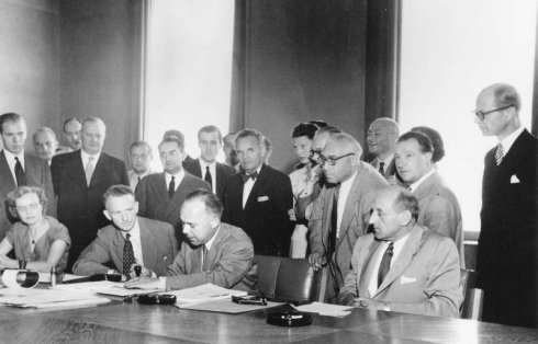 Zwart-wit beeld van de ondertekening van het Verdrag van Geneve tidjens de conventie van de Verenigde naties in 1951