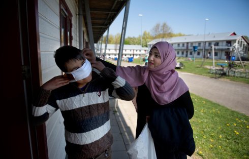 Bewoner doet een mondkapje om