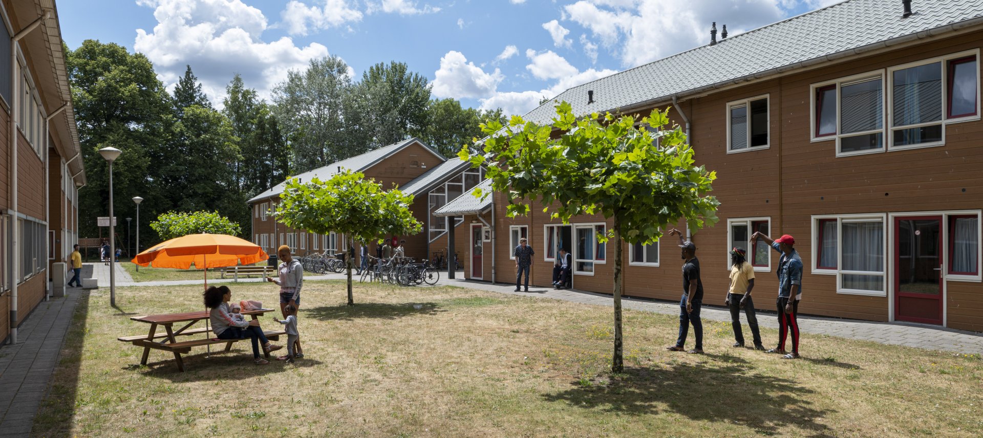 mensen in de zn voor het azc