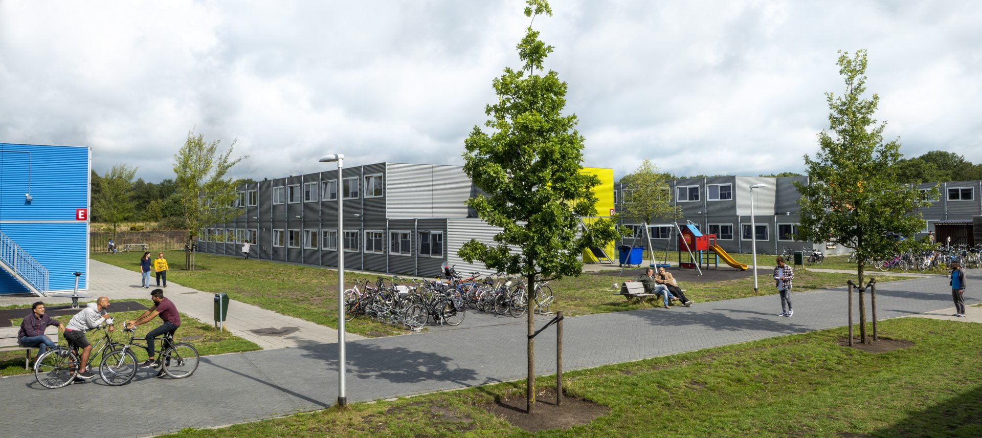 fietsers voor het azc