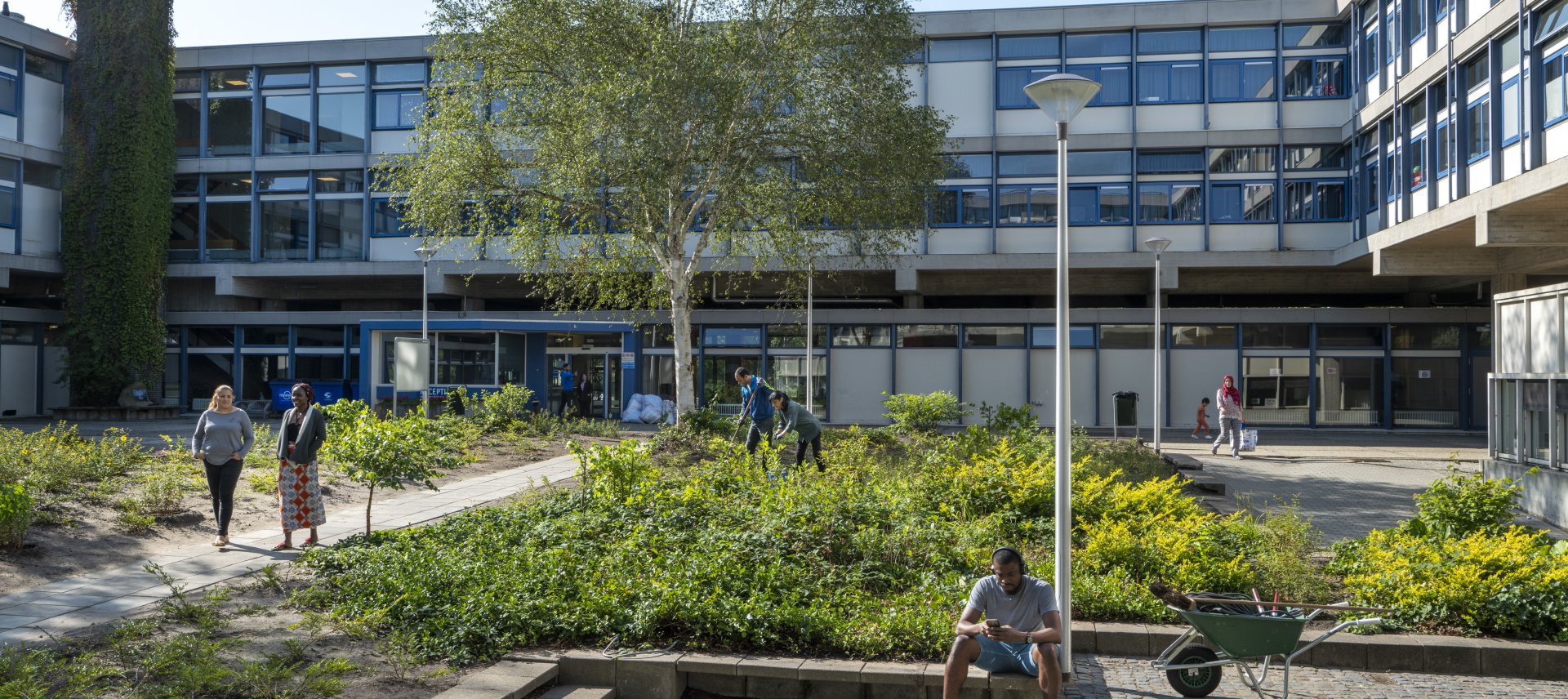 mensen in de tuin van azc Assen