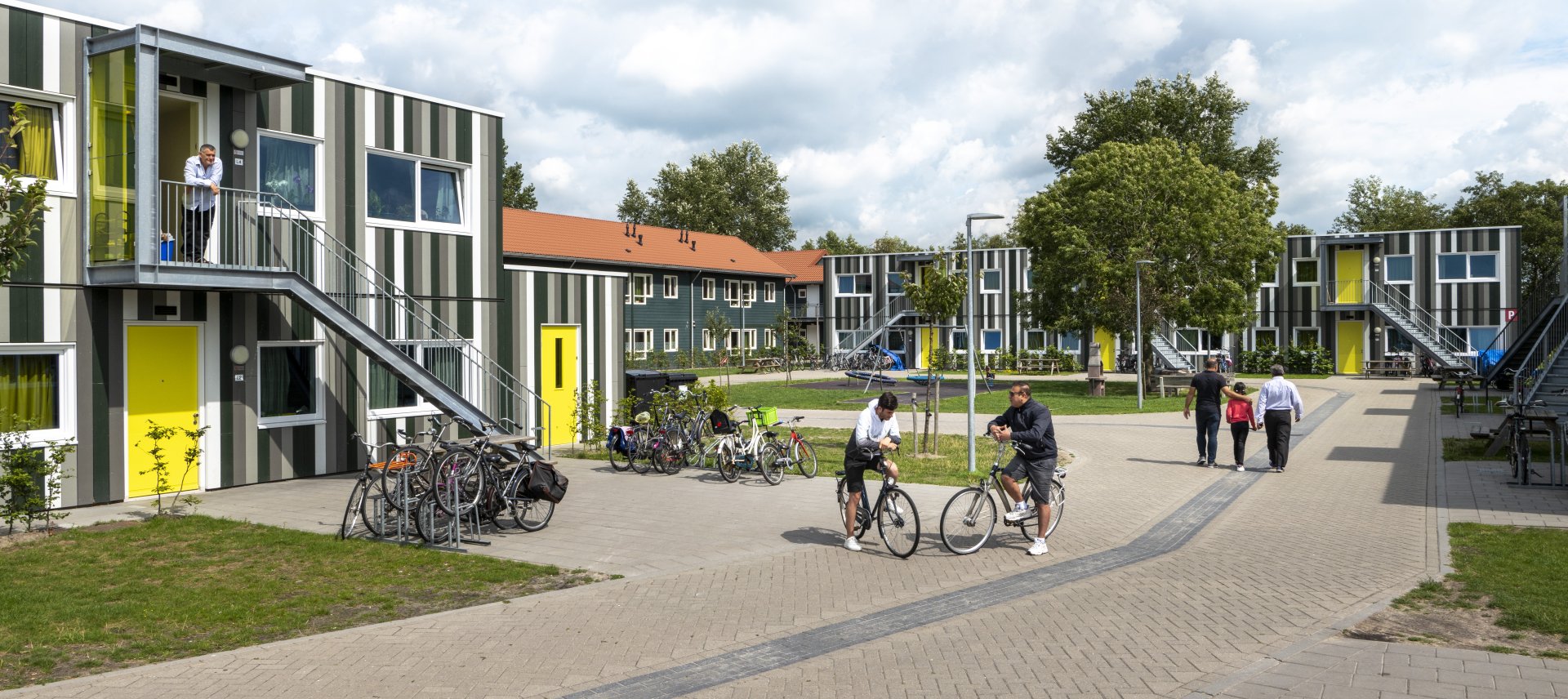 Fietsers staan stil voor het azc