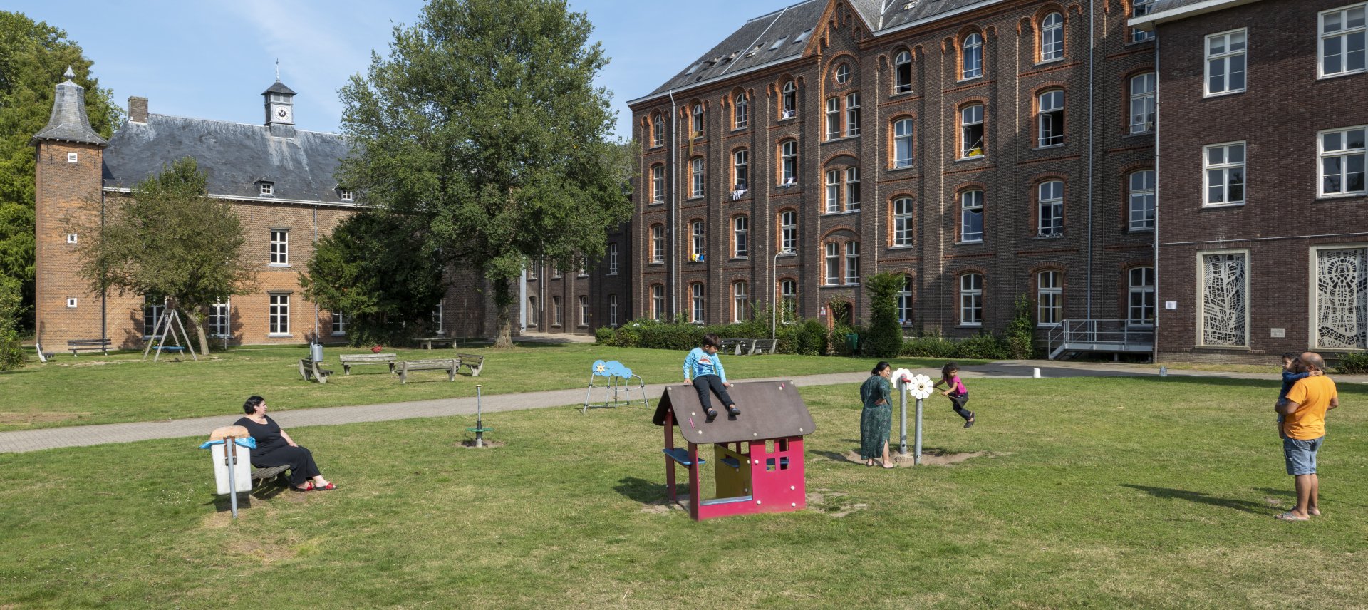 bewoners in de tuin van azc Baexem